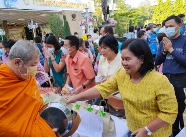 ร่วมกิจกรรมเจริญพระพุทธมนต์และตักบาตรเนื่องในโอกาสวันขึ้นปีใหม่ พ.ศ. 2566 ... พารามิเตอร์รูปภาพ 7